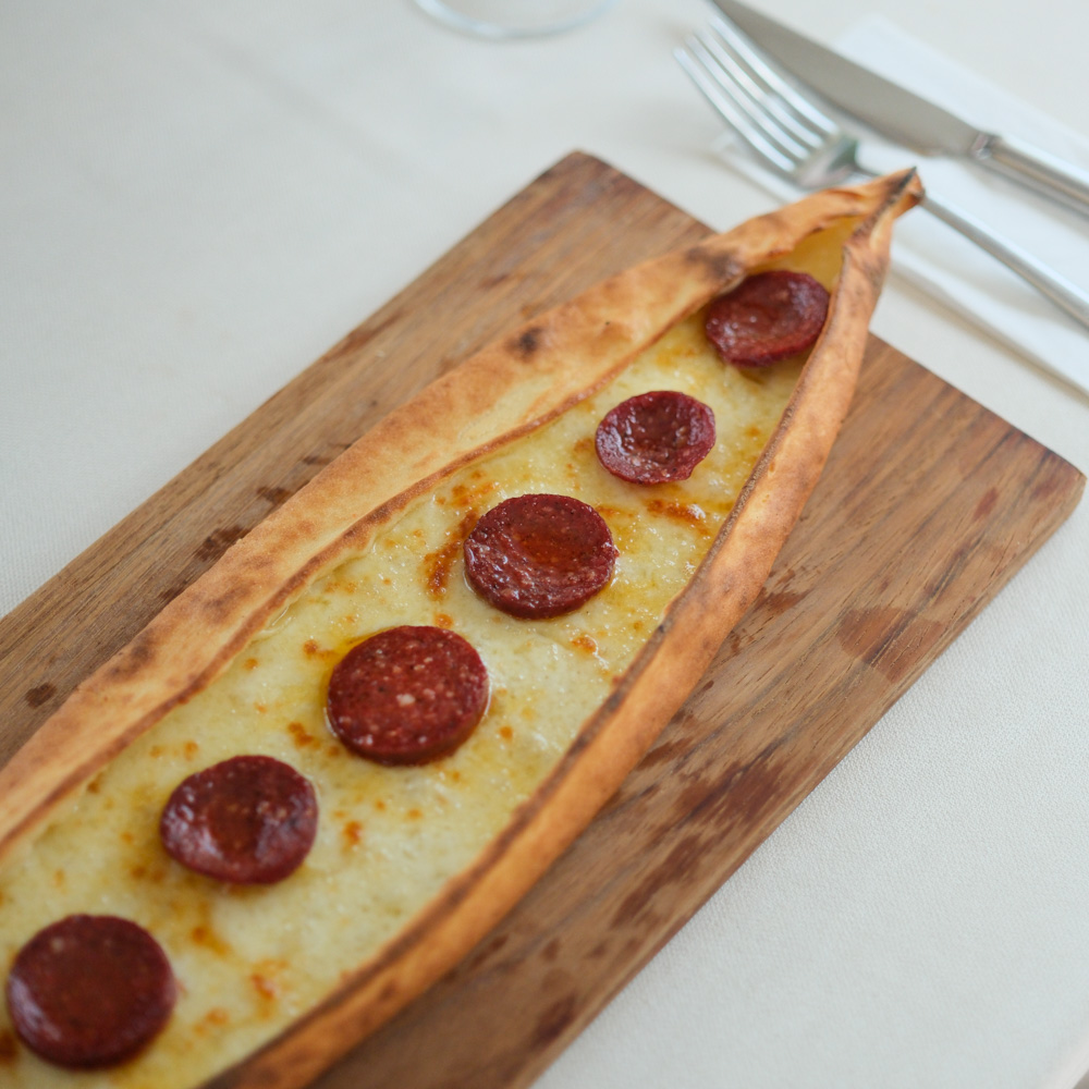 Kaşarlı Sucuklu Pide
