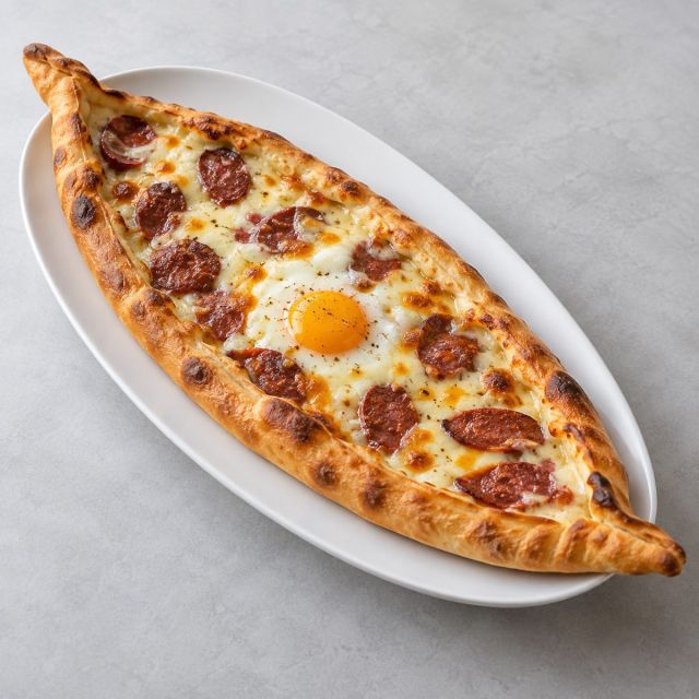 Kaşarlı Sucuklu Yumurtalı Pide