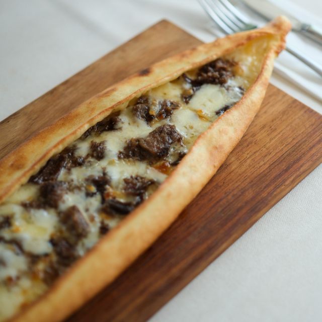 Kavurmalı Kaşarlı Pide